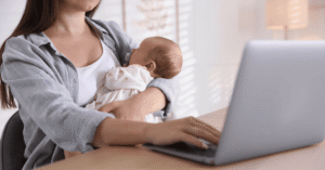 Mamá trabajando desde casa