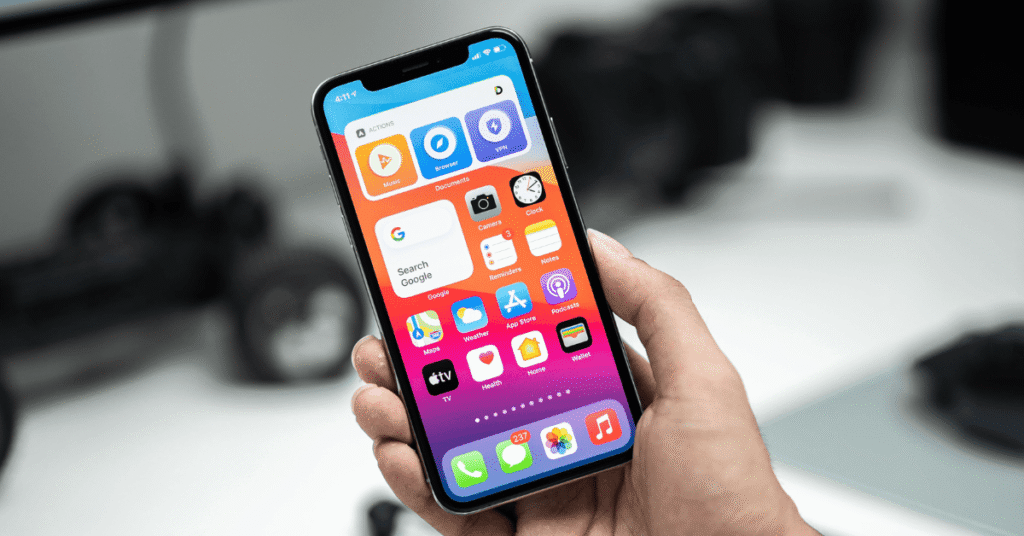 Persona con telefono en mano mostrando aplicaciones para ganar dinero online