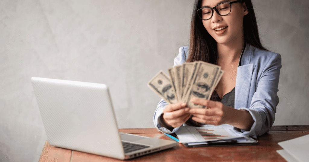 mujer trabajando en laptop ganando dinero con encuestas